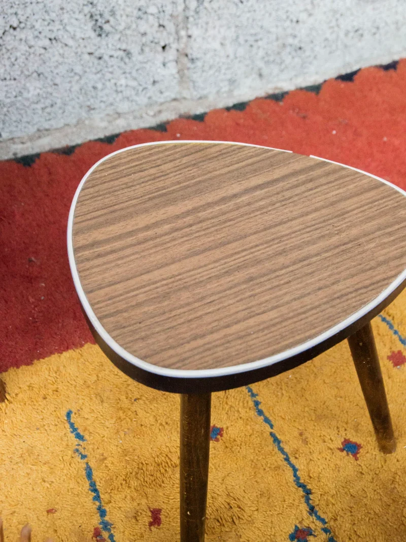 Hanna, la table d'appoint tripode en bois foncé N°1242