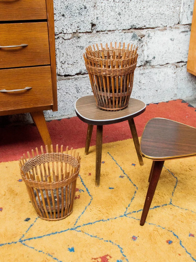 Hanna, la table d'appoint tripode en bois foncé N°1242