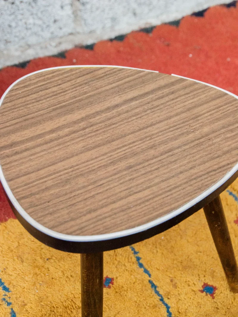 Hanna, la table d'appoint tripode en bois foncé N°1242