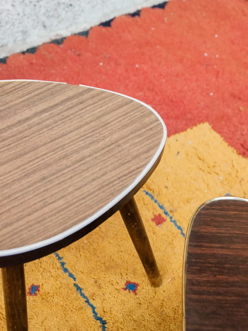 Hanna, la table d'appoint tripode en bois foncé N°1242