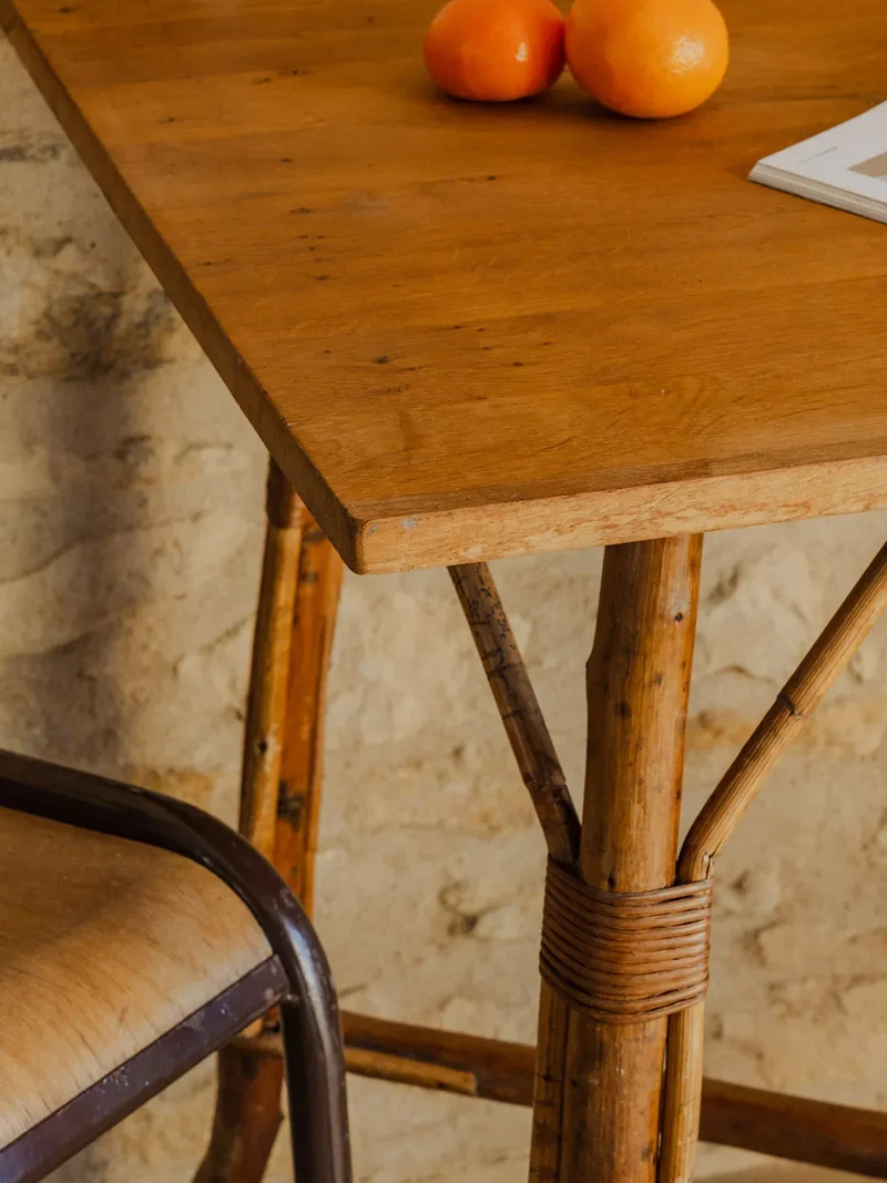Francine, la table d'appoint en rotin et chêne N°777