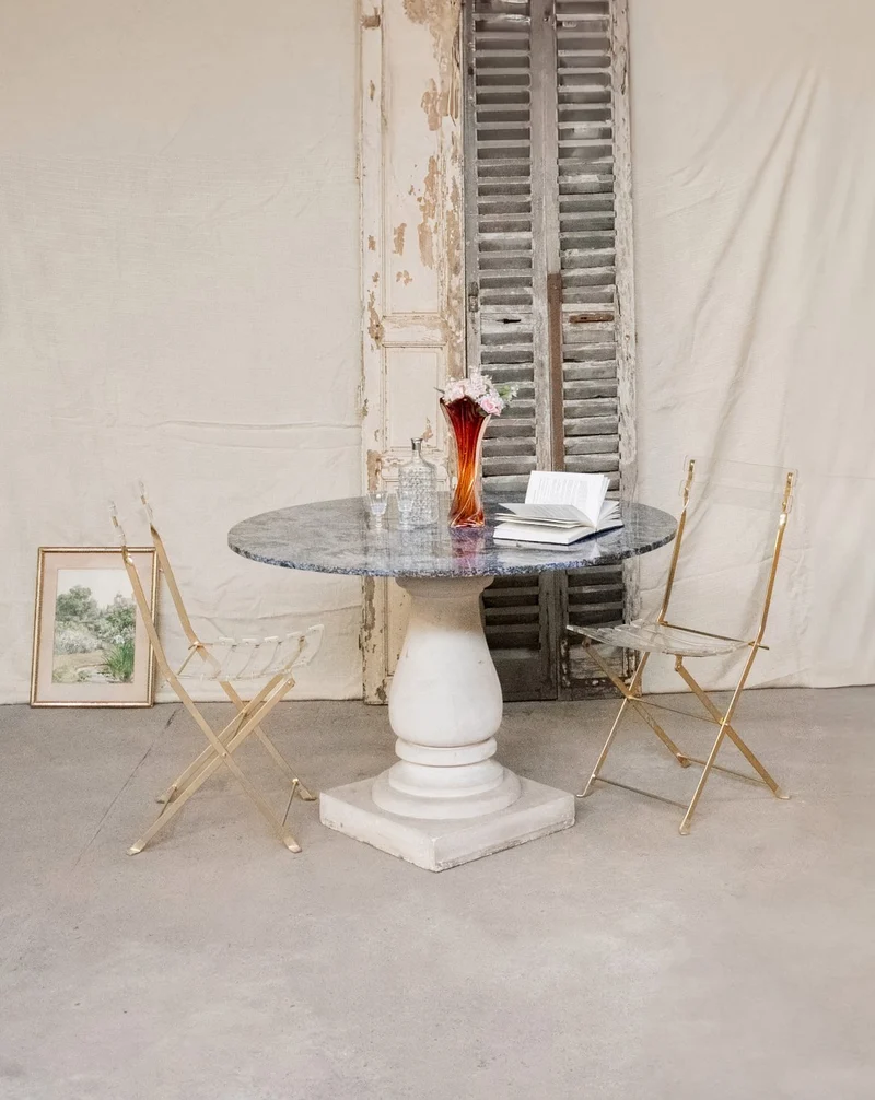 Romy, la table à manger en marbre bleu N°617