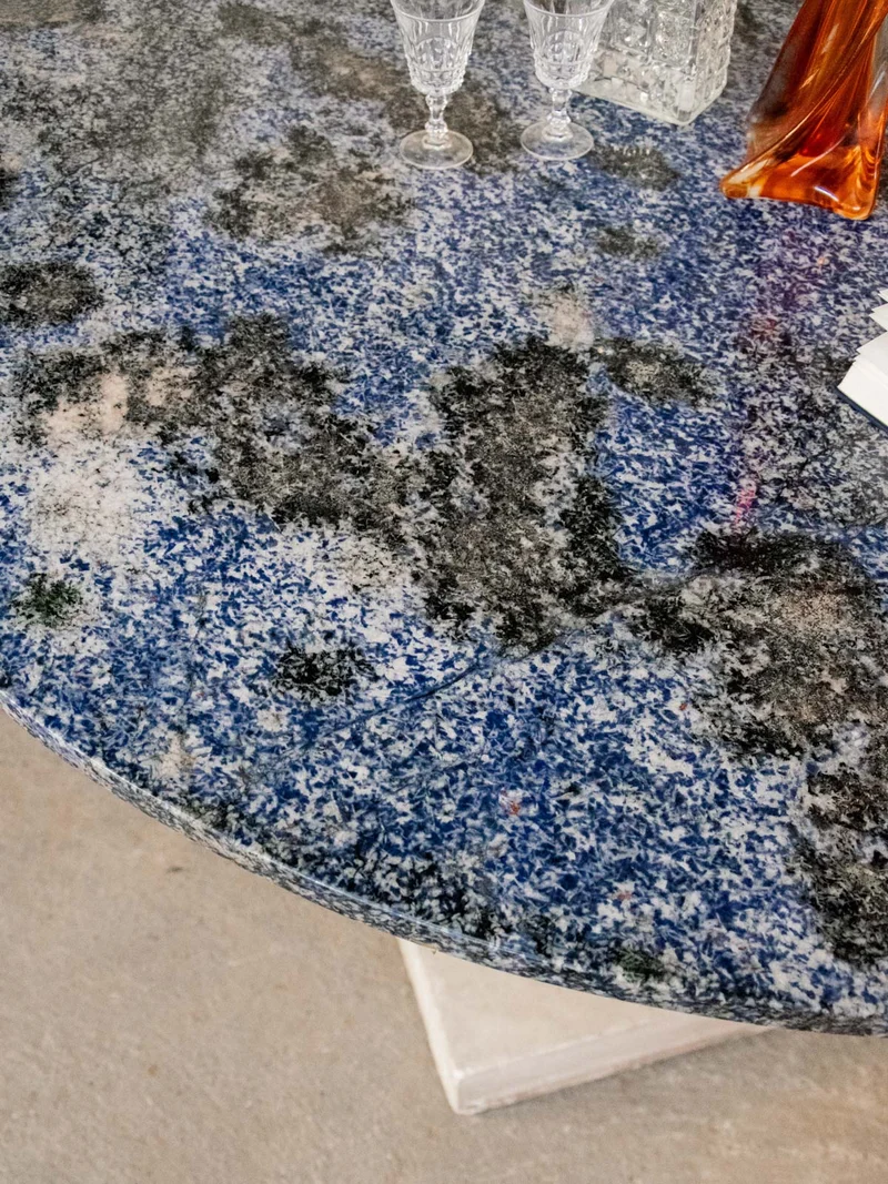 Romy, la table à manger en marbre bleu N°617