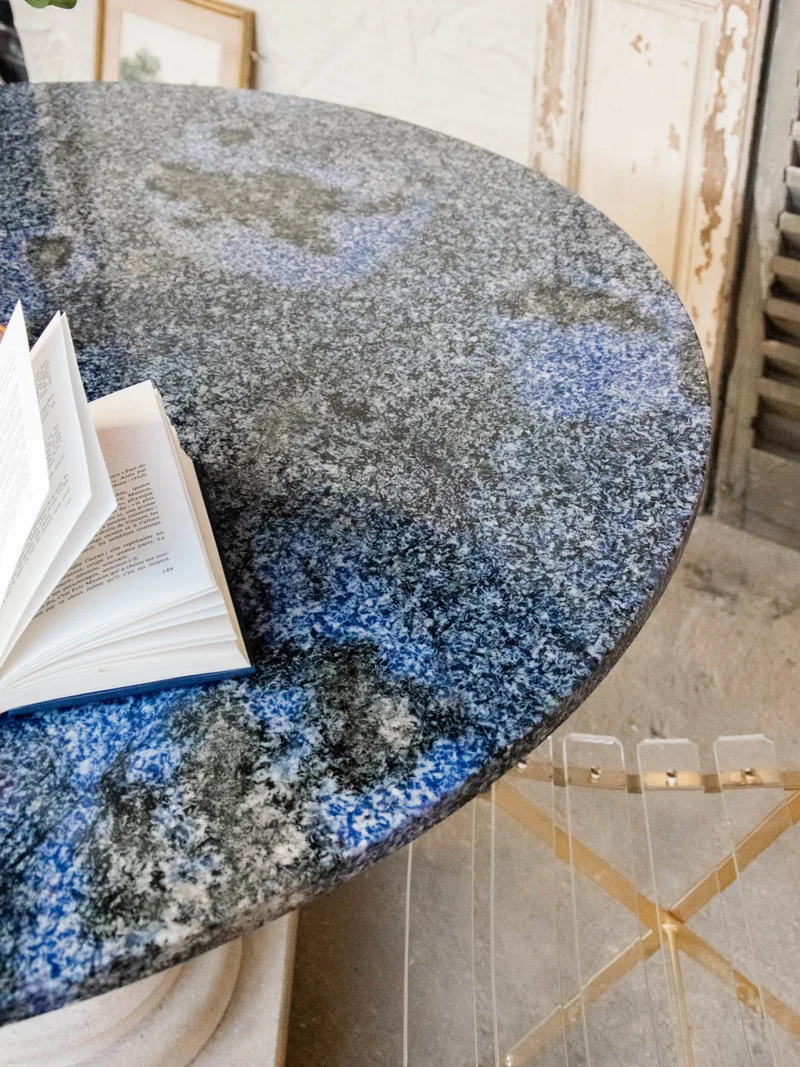 Romy, la table à manger en marbre bleu N°617