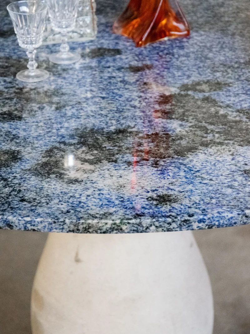 Romy, la table à manger en marbre bleu N°617