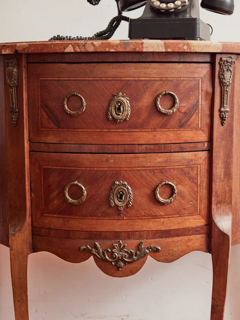 Garance, la commode demi-lune en marbre rose N°252