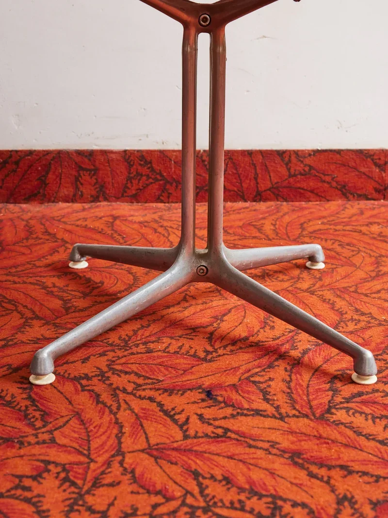 Donna, la table basse Eames N°833