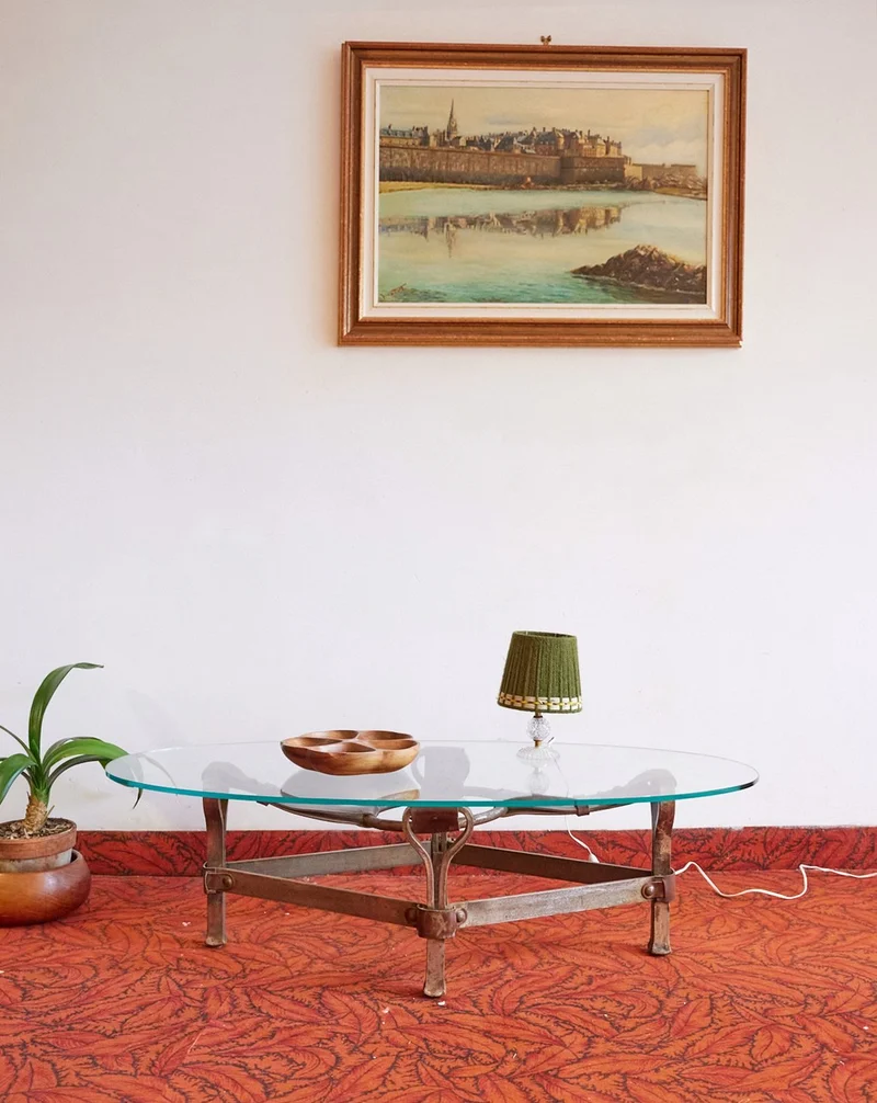 Léonie, la table basse brutaliste en cuir N°483