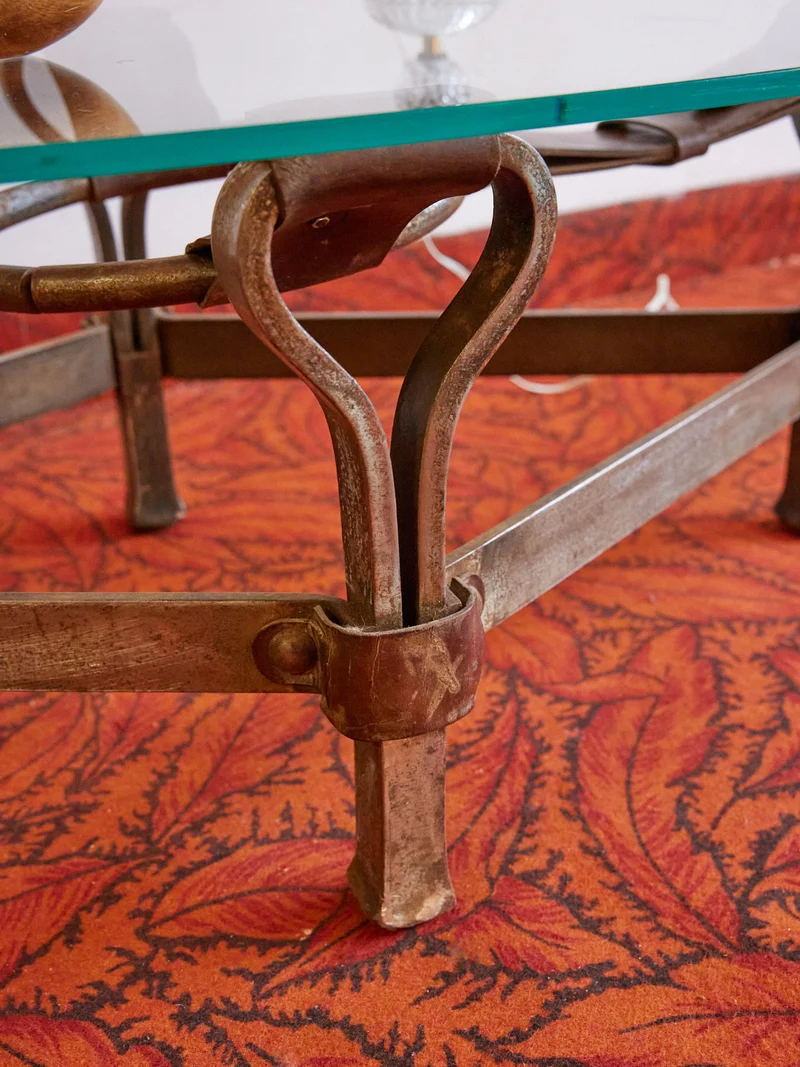 Léonie, la table basse brutaliste en cuir N°483