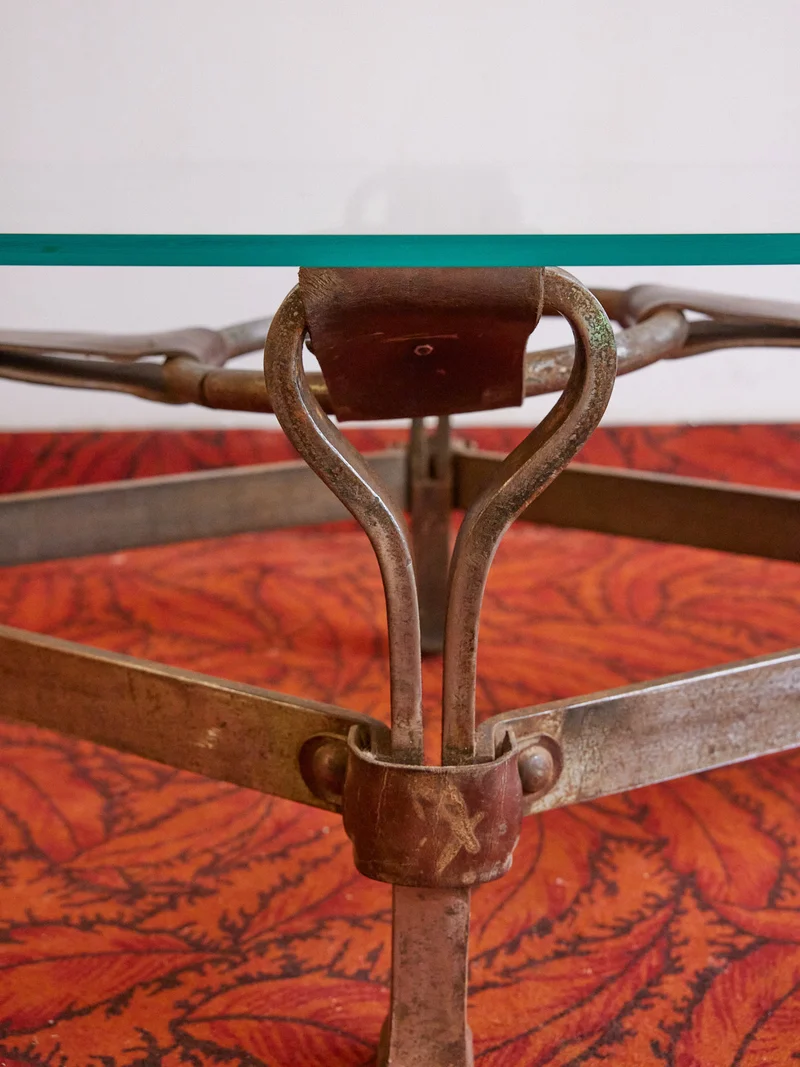 Léonie, la table basse brutaliste en cuir N°483
