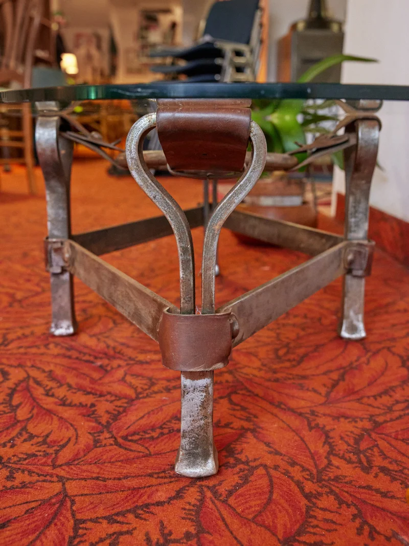Léonie, la table basse brutaliste en cuir N°483
