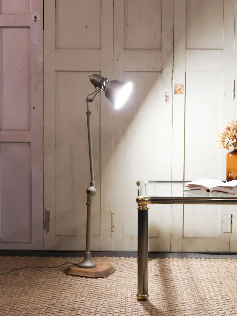 Julien, le lampadaire en métal ajustable N°328