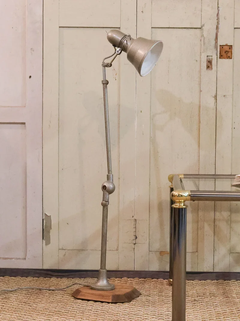 Julien, le lampadaire en métal ajustable N°328