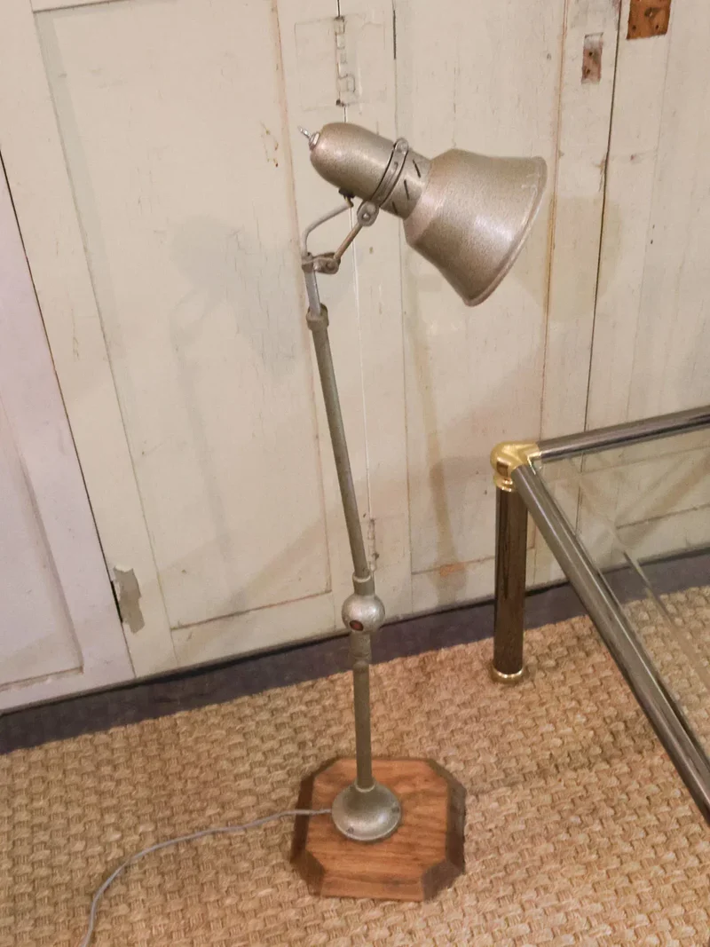 Julien, le lampadaire en métal ajustable N°328