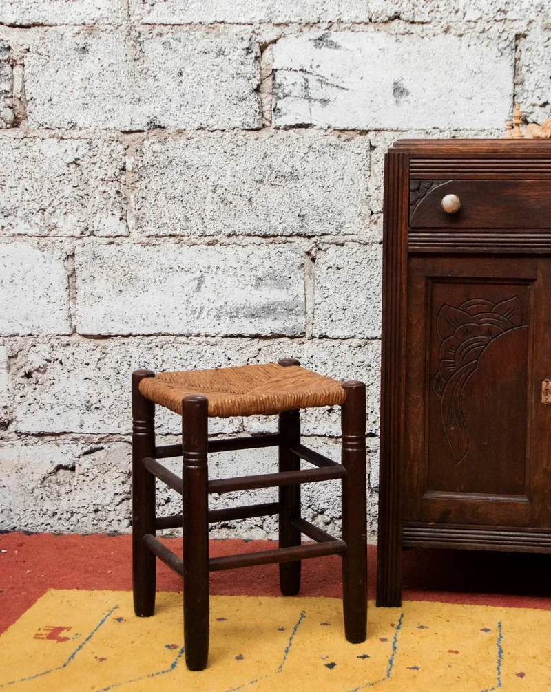Regis, le tabouret en bois foncé et paille N°892