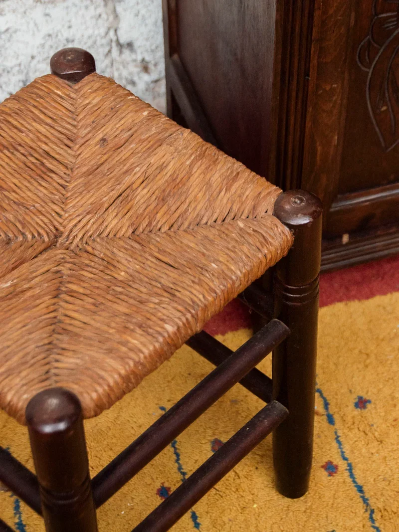 Regis, le tabouret en bois foncé et paille N°892