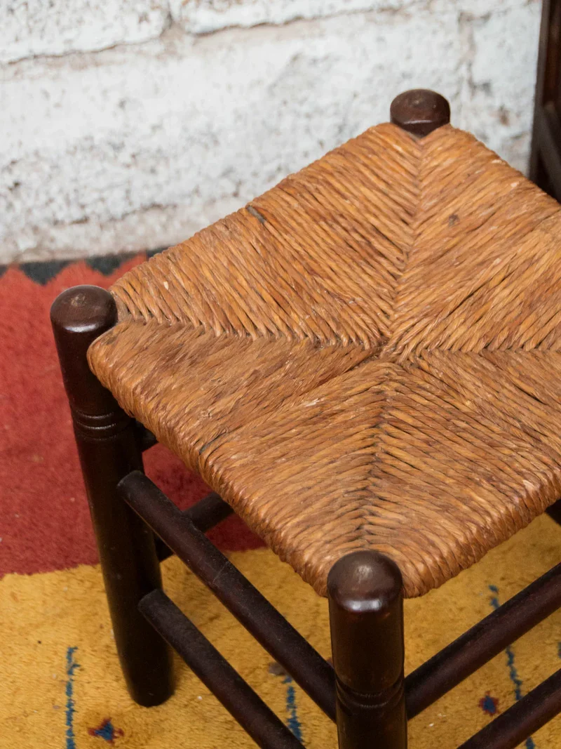 Regis, le tabouret en bois foncé et paille N°892