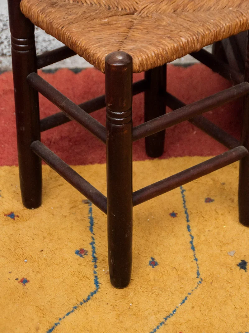 Regis, le tabouret en bois foncé et paille N°892