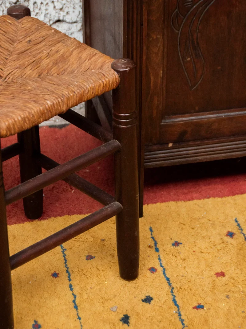 Regis, le tabouret en bois foncé et paille N°892