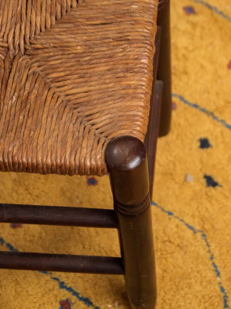 Regis, le tabouret en bois foncé et paille N°892