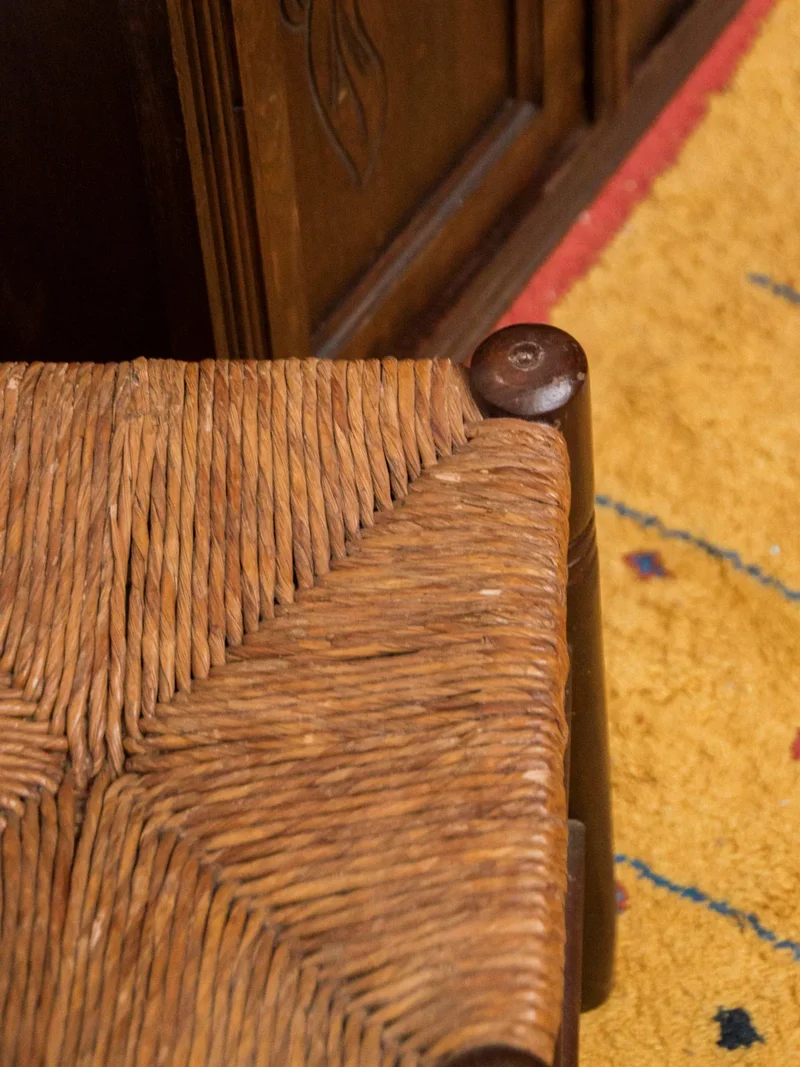 Regis, le tabouret en bois foncé et paille N°892