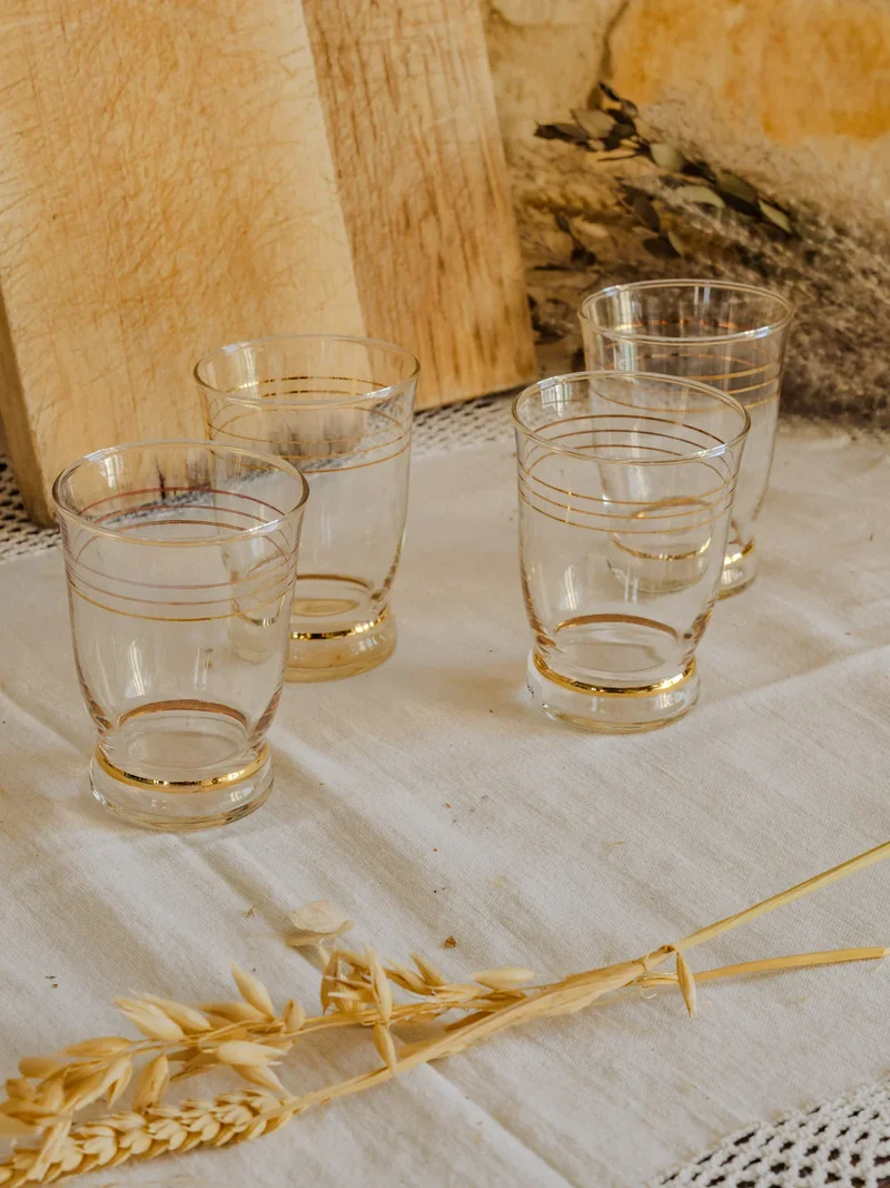 Nestor, le lot de 4 verres en verre et détails dorés N°606