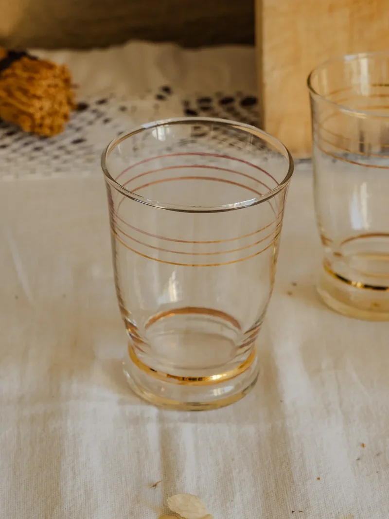 Nestor, le lot de 4 verres en verre et détails dorés N°606