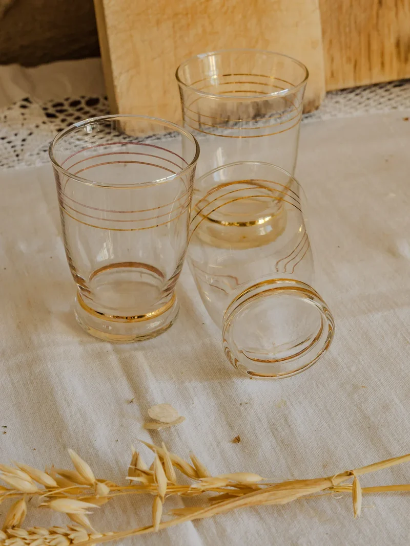 Nestor, le lot de 4 verres en verre et détails dorés N°606