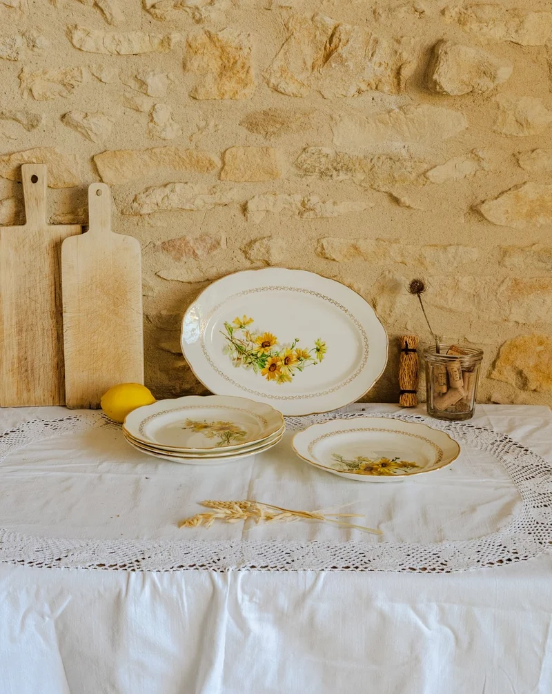 Nestor, le lot de 4 assiettes creuses et 1 plat en faïence N°593