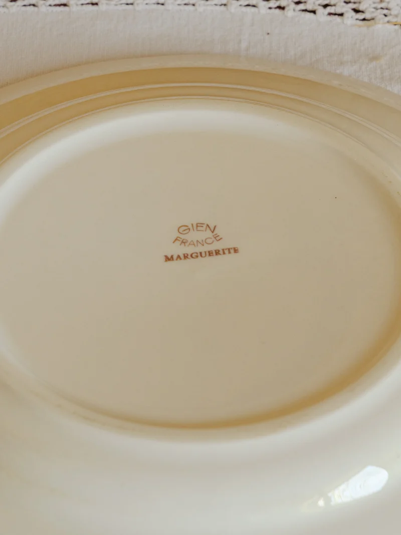 Nestor, le lot de 4 assiettes creuses et 1 plat en faïence N°593