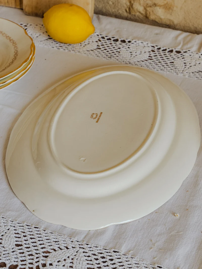 Nestor, le lot de 4 assiettes creuses et 1 plat en faïence N°593