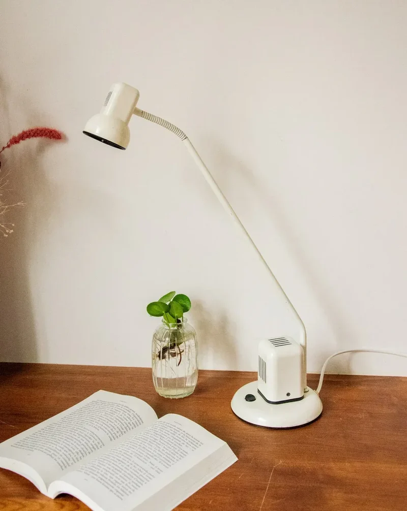 Julia, la grande lampe de bureau en métal blanc N°795