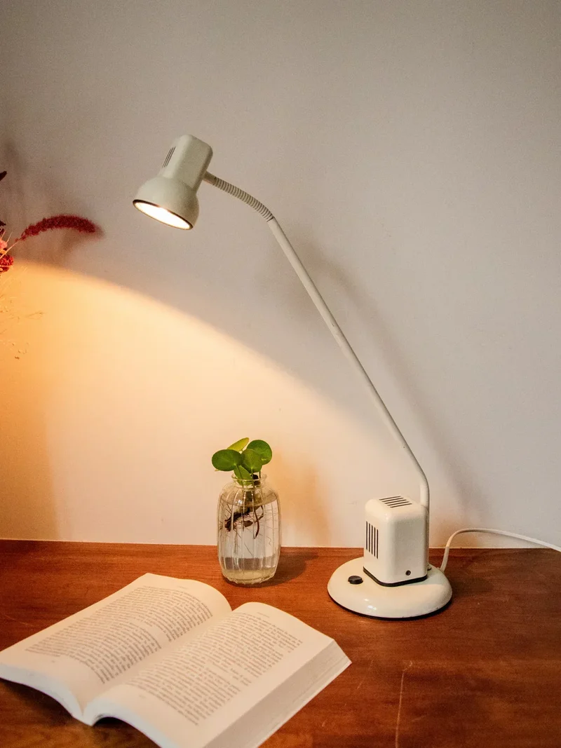 Julia, la grande lampe de bureau en métal blanc N°795