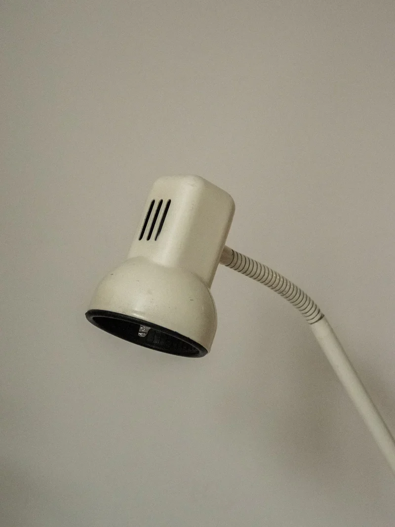 Julia, la grande lampe de bureau en métal blanc N°795