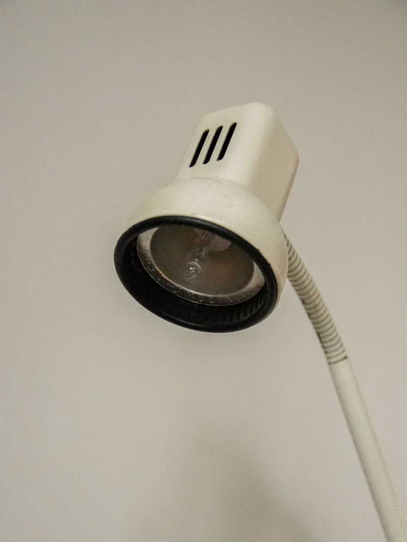 Julia, la grande lampe de bureau en métal blanc N°795