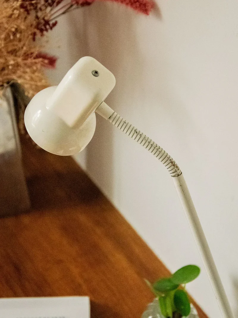 Julia, la grande lampe de bureau en métal blanc N°795