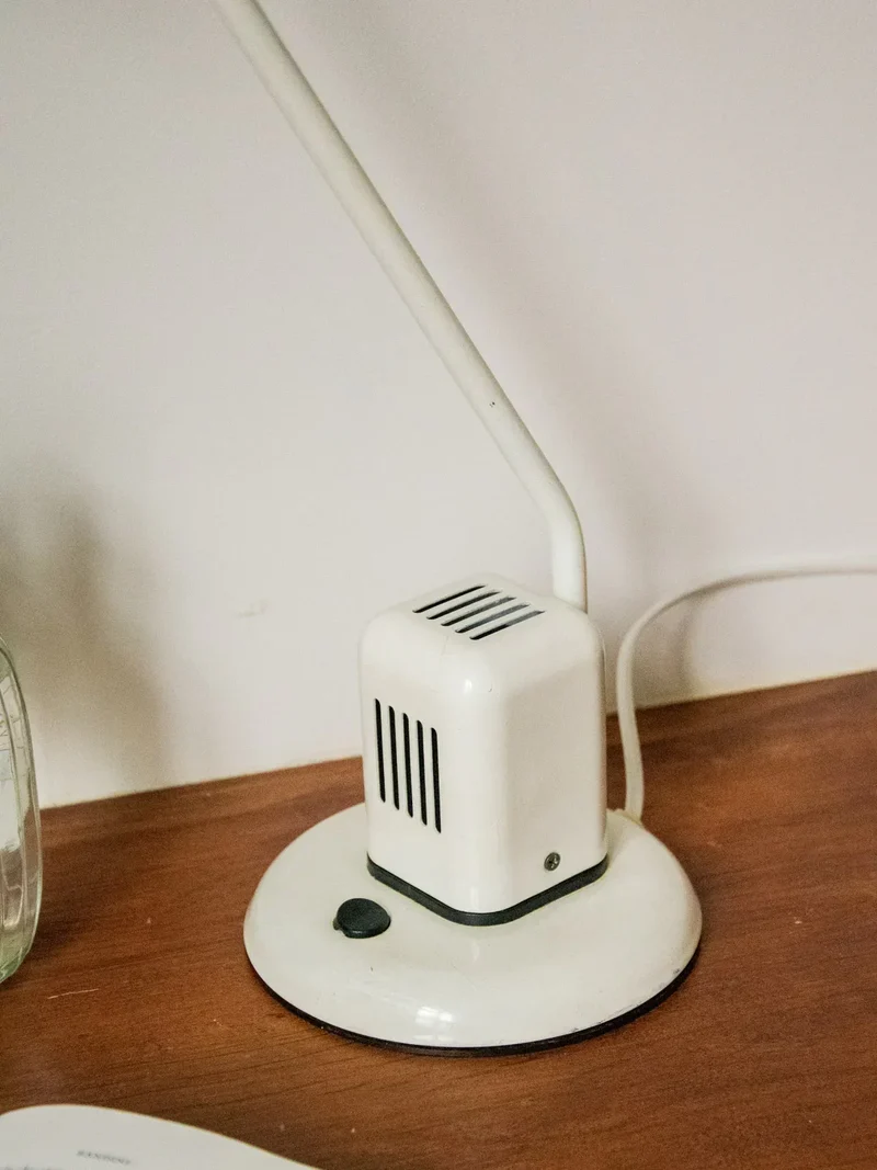 Julia, la grande lampe de bureau en métal blanc N°795