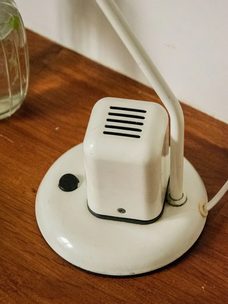 Julia, la grande lampe de bureau en métal blanc N°795