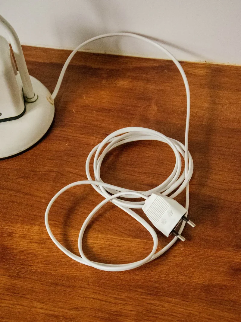 Julia, la grande lampe de bureau en métal blanc N°795