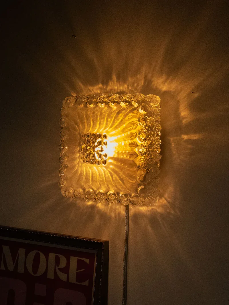 Suzette, l'applique carrée et dorée en verre N°160