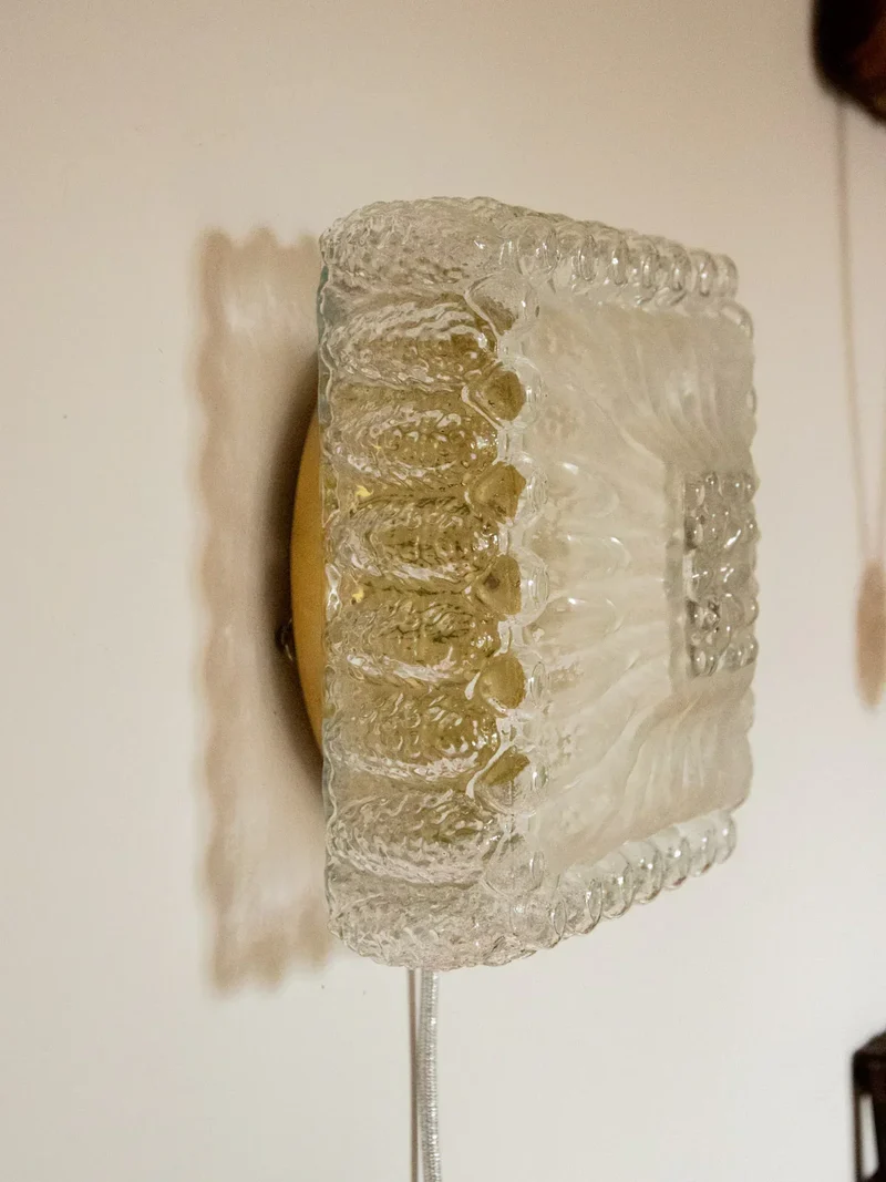 Suzette, l'applique carrée et dorée en verre N°160
