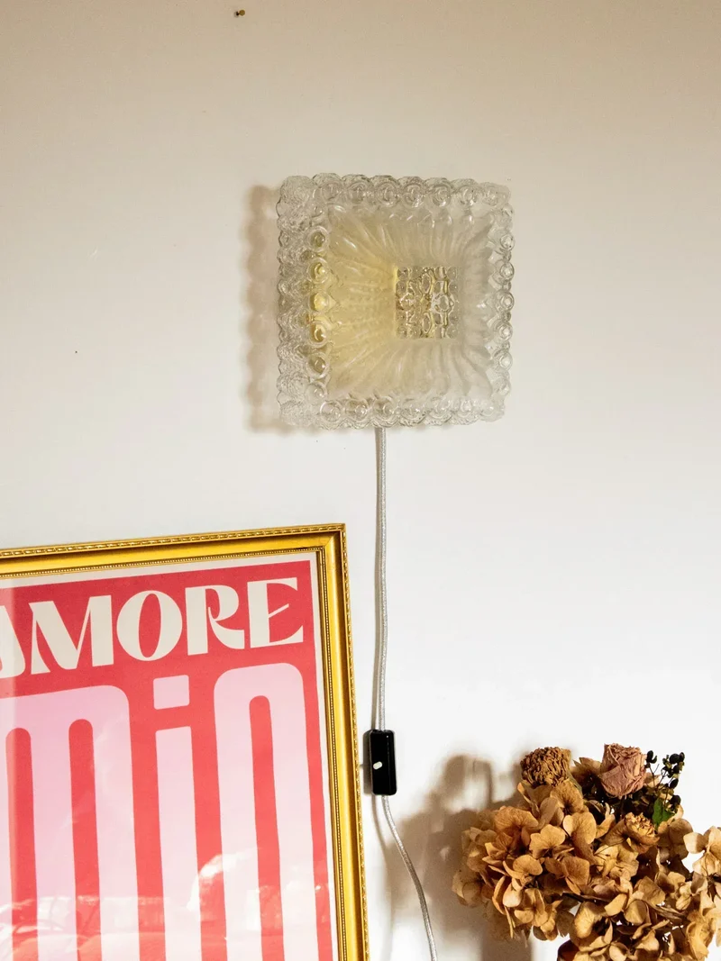 Suzette, l'applique carrée et dorée en verre N°160