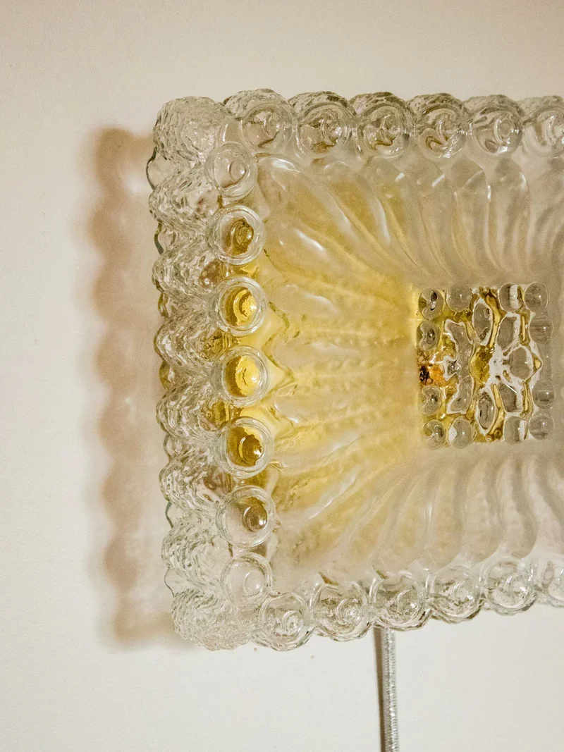 Suzette, l'applique carrée et dorée en verre N°160