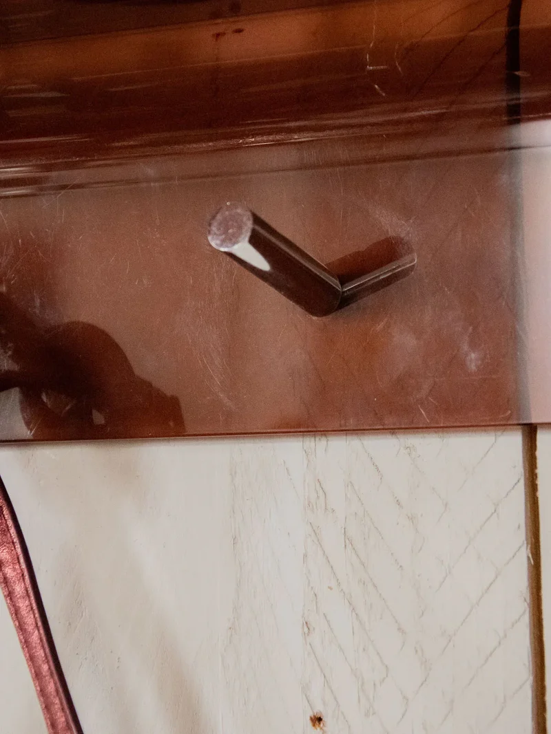 Charlie, le porte-manteau en plexiglass fumé N°193