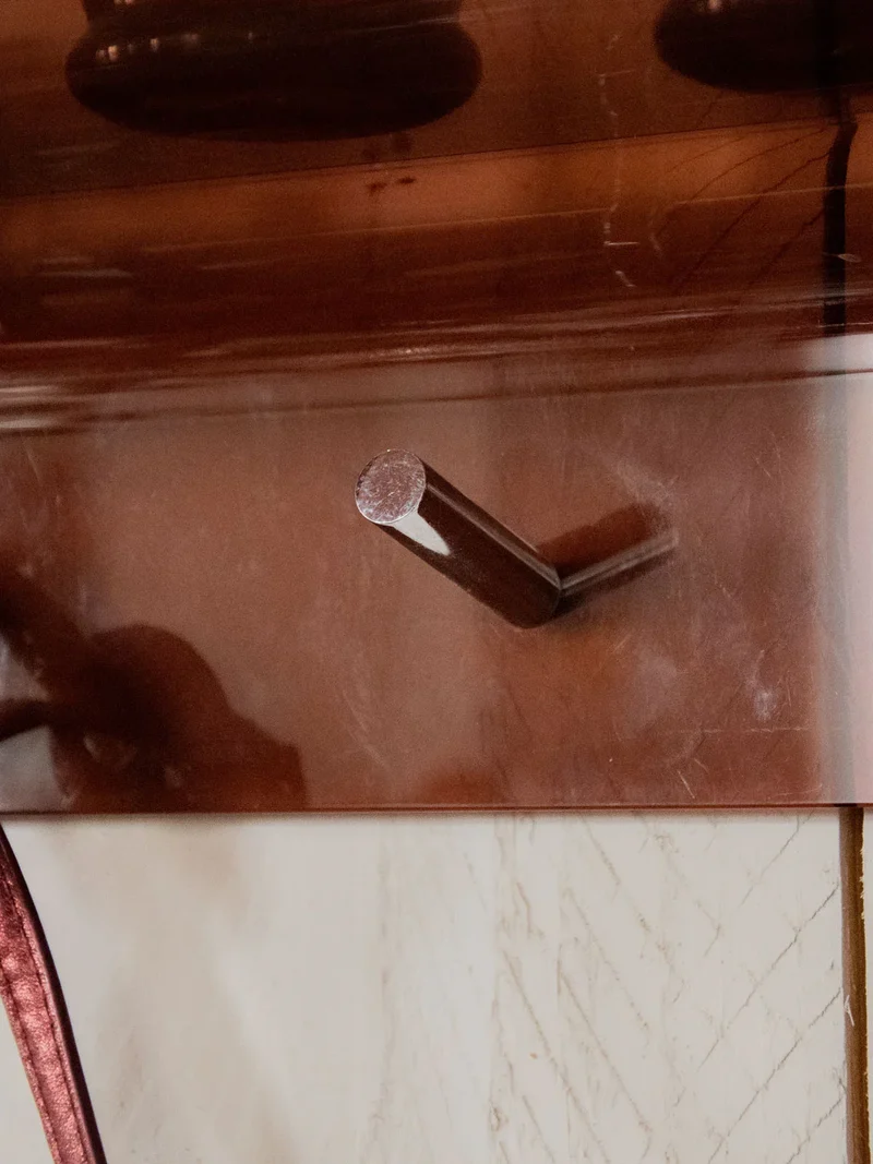 Charlie, le porte-manteau en plexiglass fumé N°193