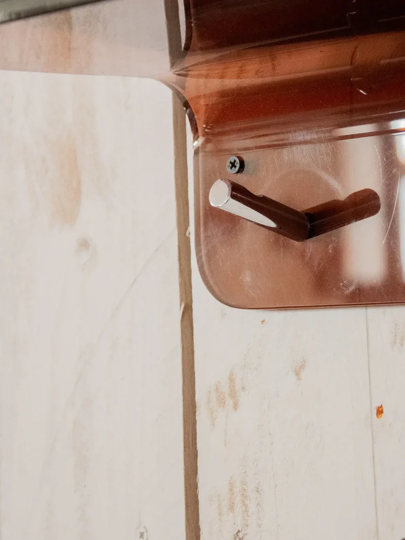 Charlie, le porte-manteau en plexiglass fumé N°193