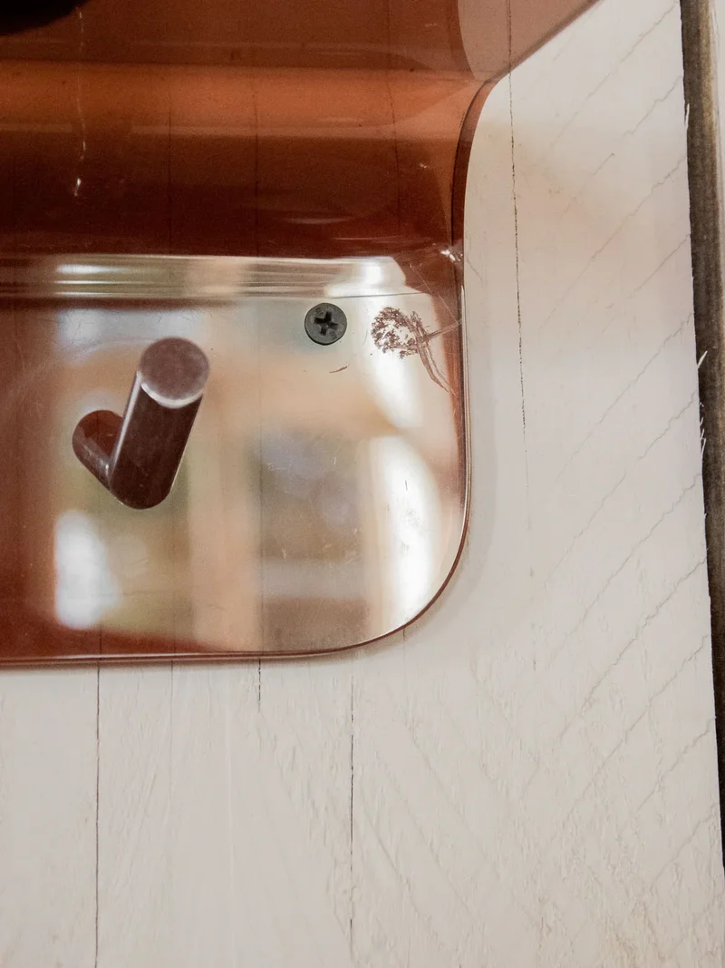 Charlie, le porte-manteau en plexiglass fumé N°193