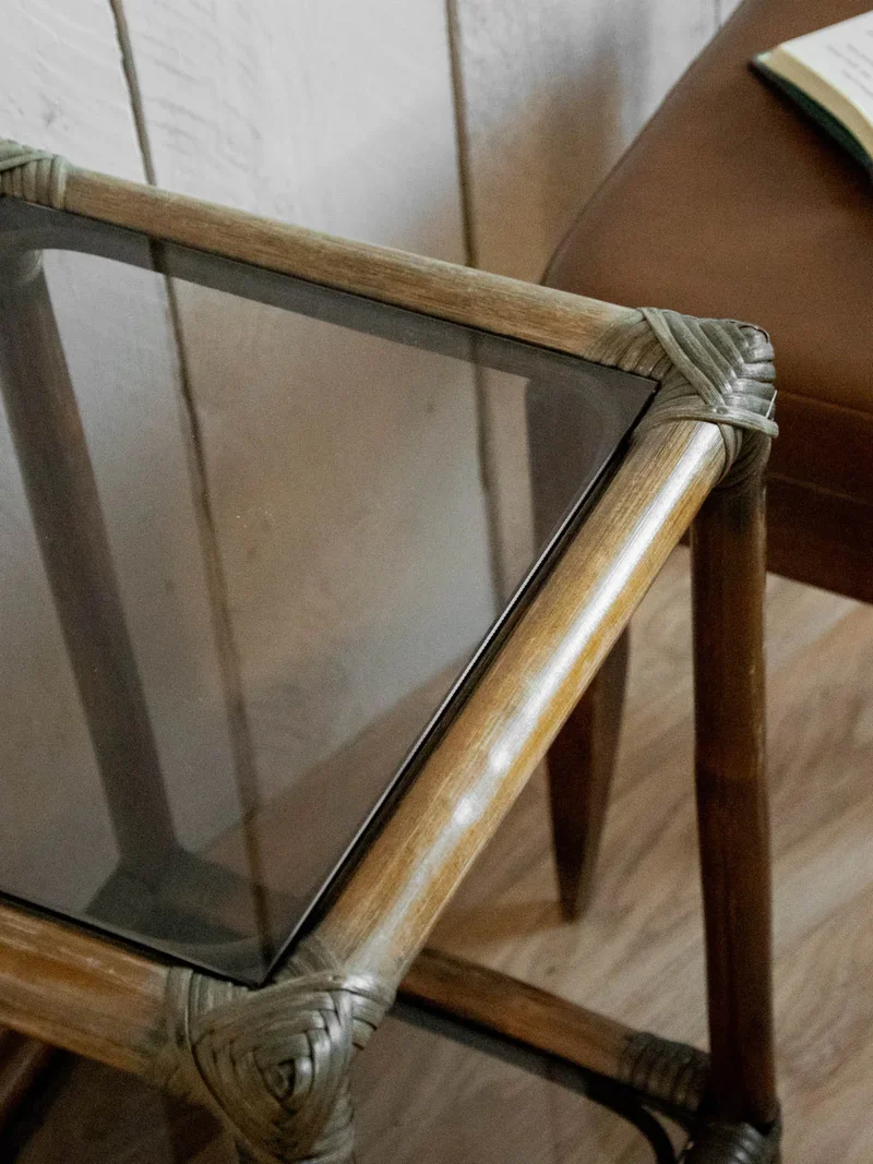 Francine, la table d'appoint en rotin et verre N°779