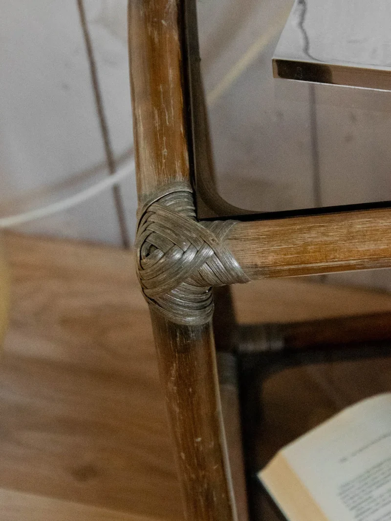 Francine, la table d'appoint en rotin et verre N°779