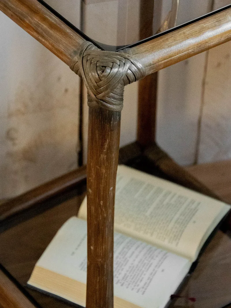 Francine, la table d'appoint en rotin et verre N°779